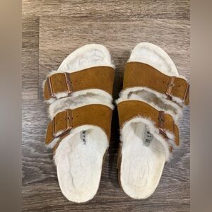 Arizona Shearling
Suede Leather Birkenstock